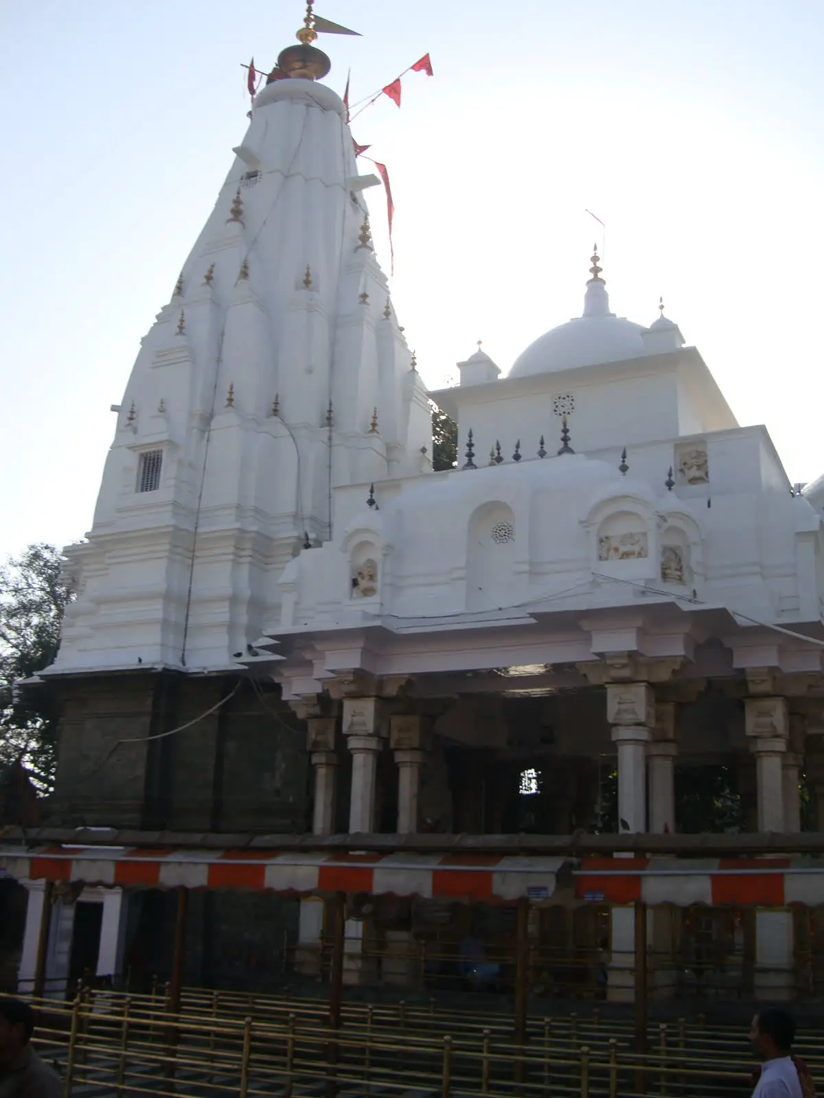 White shikhara of the Bajreshwari temple at Kangra against a clear sky