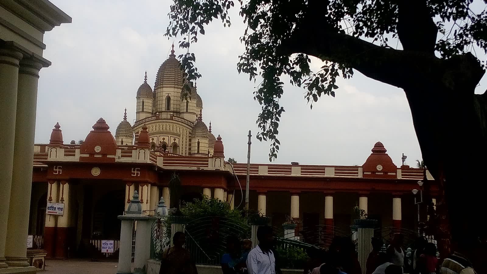 Dakshineswar Kali Temple in Kolkata, its nine-spired navaratna tower framed by trees