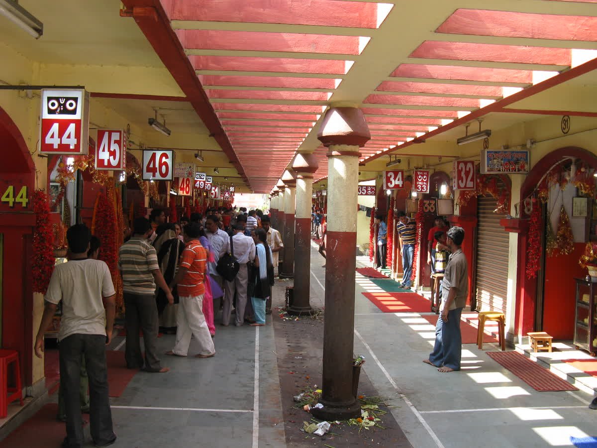 Covered row of stalls selling flowers and offerings between the car park and Dakshineswar Kali Temple