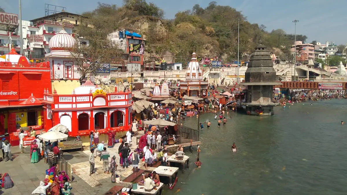Bathing ghats and small shrines at Har Ki Pauri on the Ganga in Haridwar